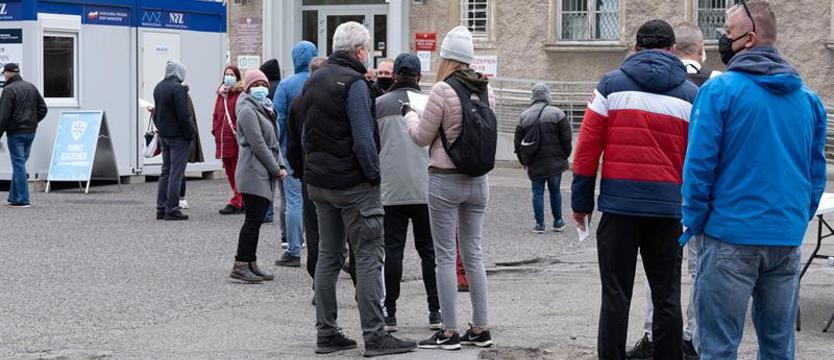 Apelem w koronawirusa. Opozycja oburzona