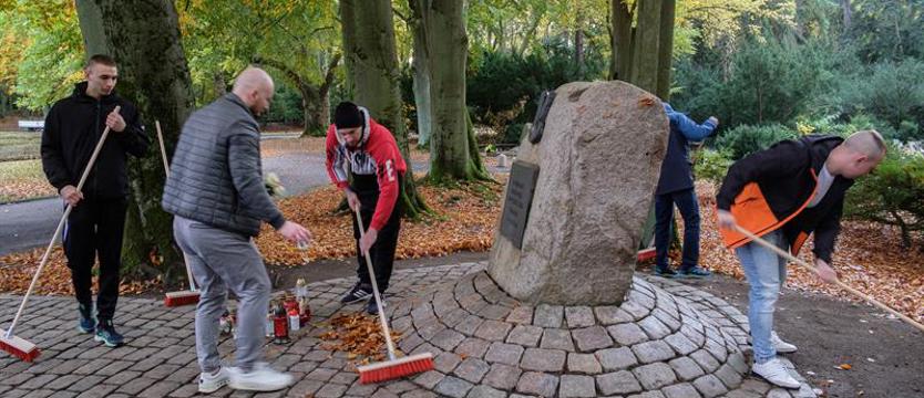 Więźniowie porządkowali miejsca pamięci na Cmentarzu Centralnym
