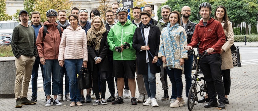 Czym najlepiej poruszać się po mieście? Rower z najwyższą punktacją, a samochód elektryczny najszybszy w warszawskiej edycji Wielkiego Testu Mobilności Miejskiej 2023