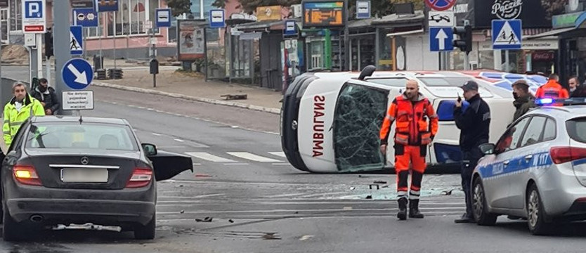 Zderzenie na ul. Wyszyńskiego w Szczecinie. Przewróciła się karetka