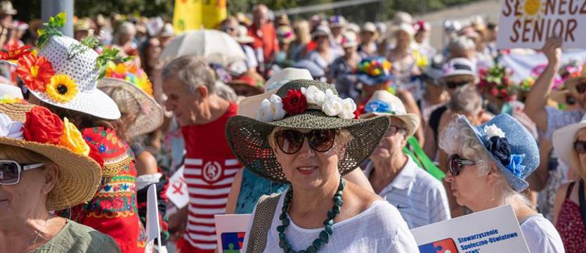 Szczecin we władaniu seniorów. Korowód kolorowych kapeluszy