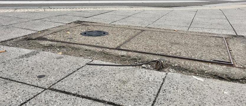 Sterczące druty-pułapki przy Bramy Portowej w Szczecinie