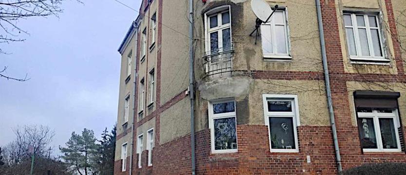 Na początek wycięli balkony