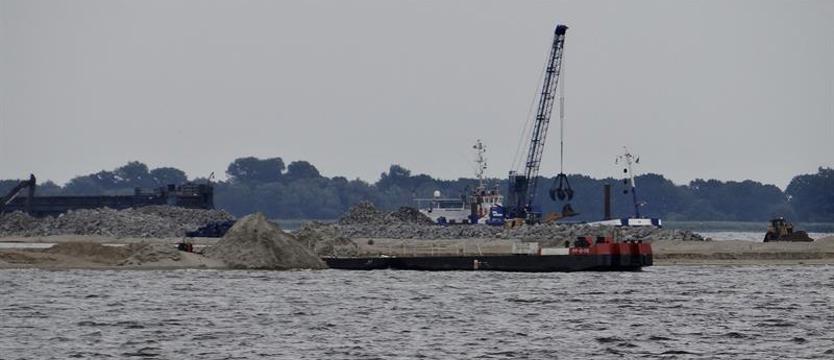 Żegluga i sztuczne wyspy na Zalewie Szczecińskim. Tor wodny prawie pogłębiony