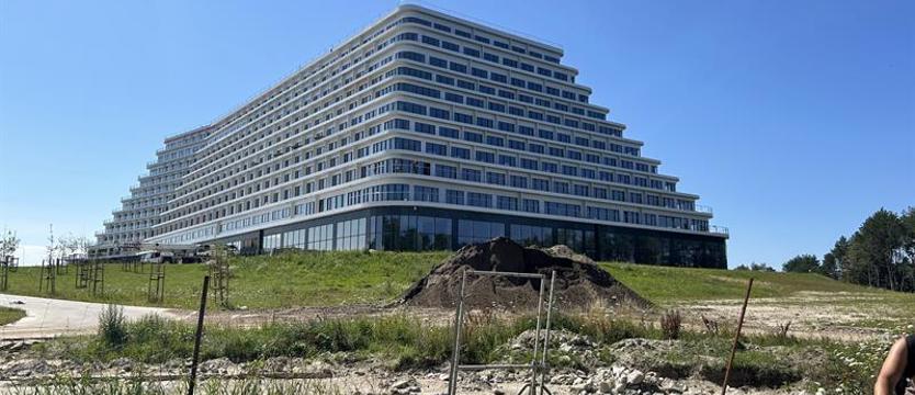 Hotel Gołębiewski ciągle w budowie. Turyści czekają cierpliwie