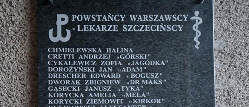 Tablica upamiętnia lekarzy – powstańców warszawskich. 32 nazwiska szczecińskich medyków
