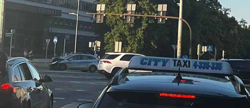 Zderzenie radiowozu z autem osobowym w centrum Szczecina