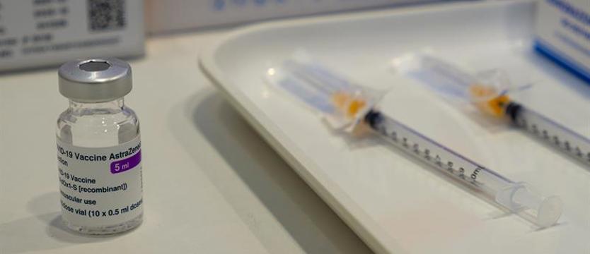Nie dojedzie 800 tys. szczepionek AstraZeneca. Przesuwają terminy szczepień