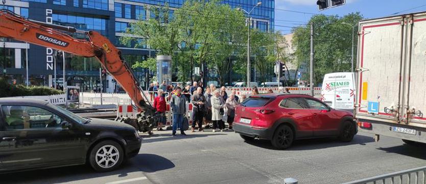 Wąsko i krótko na pasach