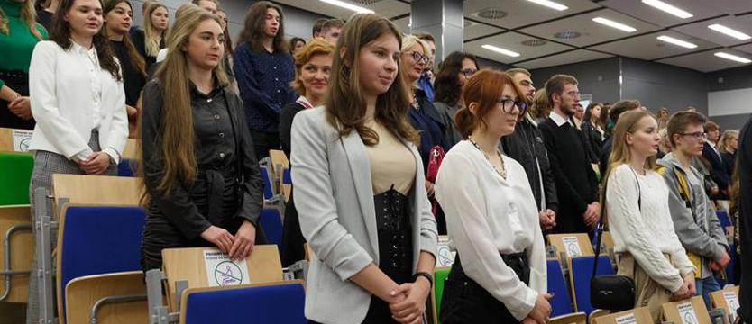 Co wynika z monitorowania losów absolwentów? Porzucenie studiów się nie opłaca