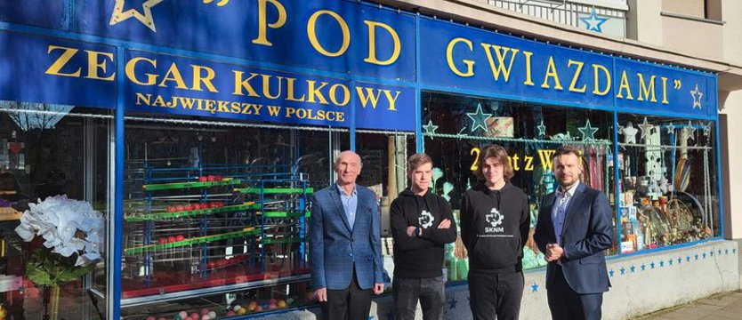 Zbudowali gablotę w ,,Pod gwiazdami".  Zegar kulkowy będzie bezpieczny