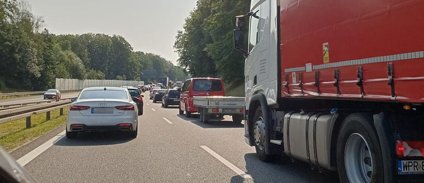Po zderzeniu czterech samochodów potężny korek na A6
