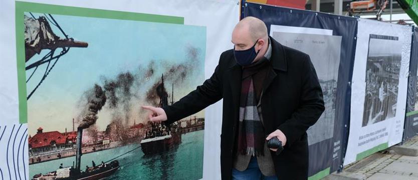 Wystawa na ogrodzeniu Morskiego Centrum Nauki. Łasztownia z dawnych lat