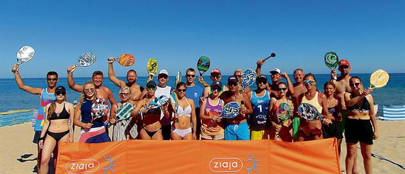 Nad morzem w Trzęsaczu siatkówka i tenis plażowy