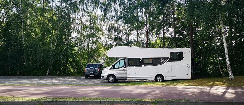 Kampery parkują wszędzie, ale nie na campingu