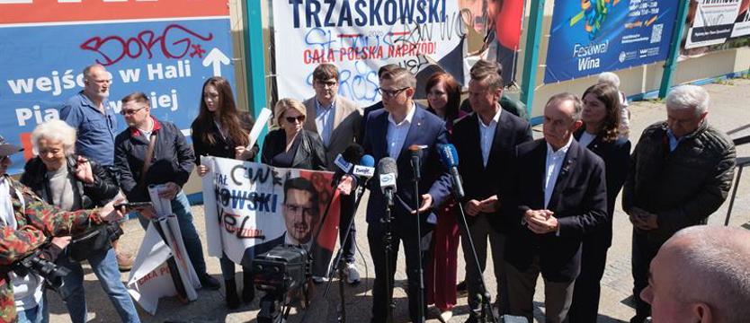Strzały w okno, płonący baner, zdewastowane reklamy... Coraz więcej zniszczonych plakatów i banerów