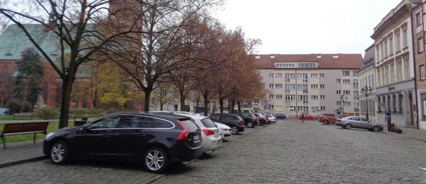 Na pl. Orła Białego w Szczecinie. Właśnie zaszła (parkingowa) zmiana