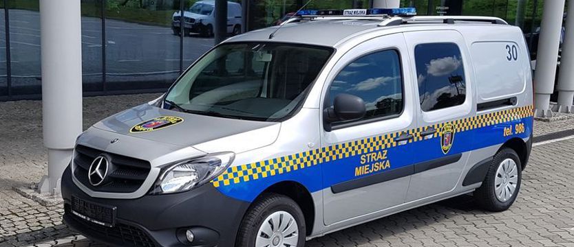 Biegał po jezdni, wymachiwał i chciał zatrzymywać auta przy Bramie Portowej