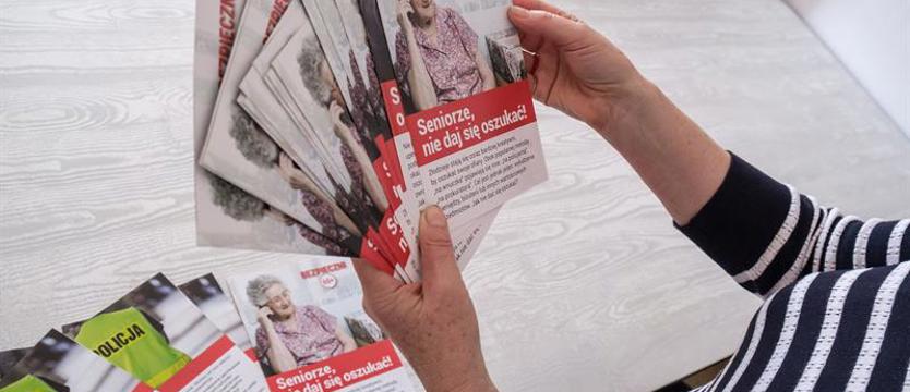 Chciała ratować wnuczka, padła ofiarą oszustwa. Oddała cenne pamiątki z powstania warszawskiego