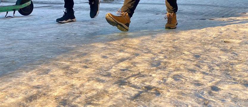 Na chodnikach śnieg i lód. Można zgłaszać sygnały do ZDiTM