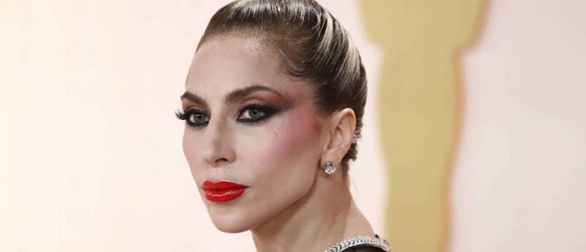 Suknia ze starego warmińskiego drewna prezentem dla Lady Gagi