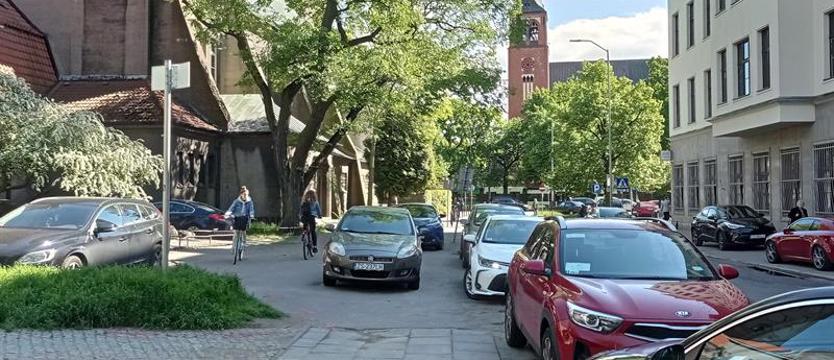 Dziki parking, czyli pieszy w opałach