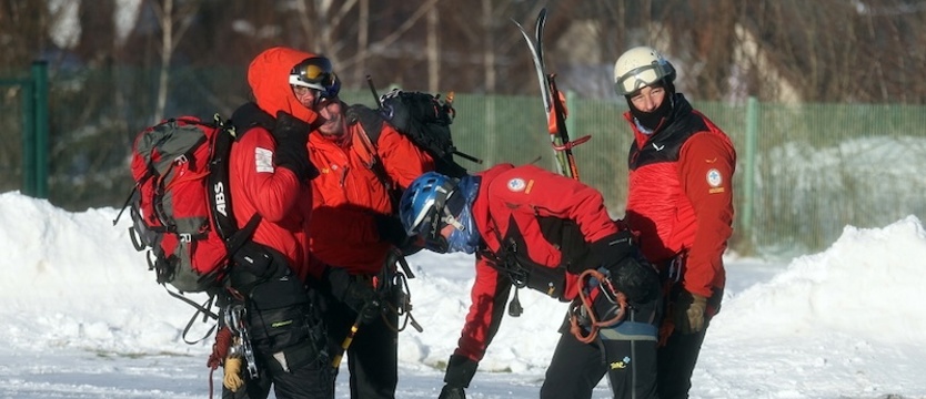 Tatry: turysta z ośmiolatkiem utknął na szczycie; potrzebny był ogrzewany namiot
