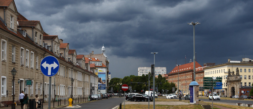 Ostrzegają przed gwałtownymi burzami. Porywy wiatru do 110 km/h