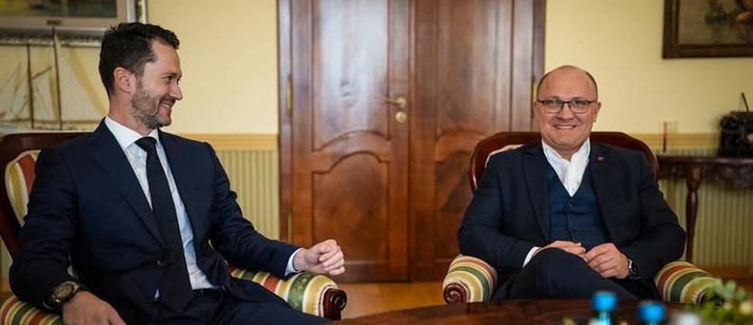 Piłka nożna. Pogoń z pomrocznością...