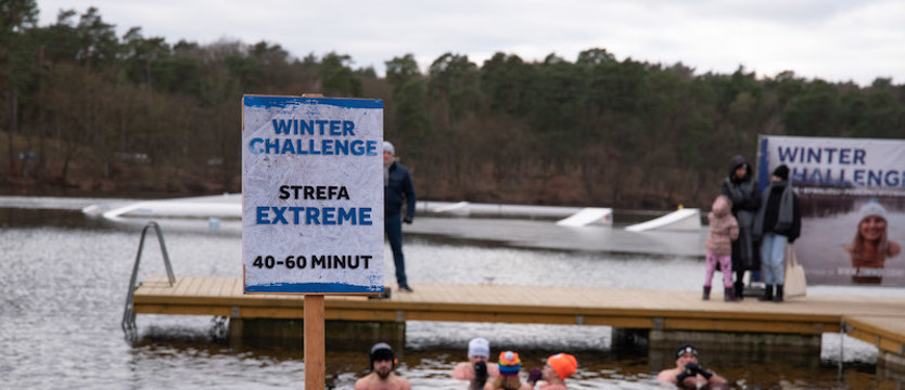60 minut w wodzie o temperaturze 2 stopni - tyle wytrzymali uczestnicy Winter Challenge w Jeziorze Głębokie