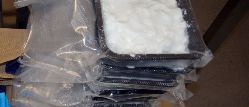 Włączone światła i uruchomiony silnik, a w aucie pijany z 7 kg amfetaminy