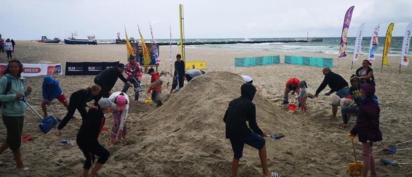 Sypiemy kopce na rewalskich plażach