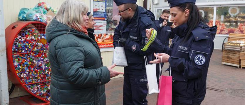 Policja babciom i dziadkom. Prezenty na Rynku „Pogodno"