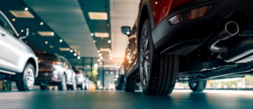Polacy wciąż stawiają na niemiecką motoryzację i silniki spalinowe - raport OTOMOTO “Internetowy Samochód Roku 2023”