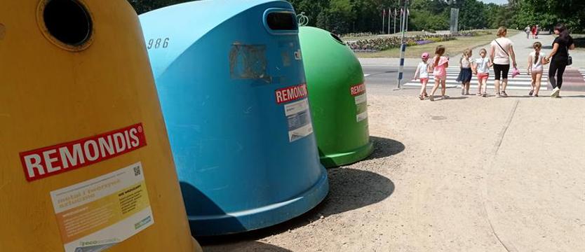 To nie miejsce dla brudnych „dzwonów”! Śmietniki szpecą zielony salon miasta