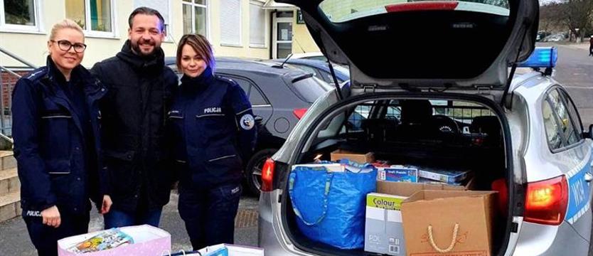 Policjanci przywieźli prezenty. Dla małych pacjentów w Zdrojach