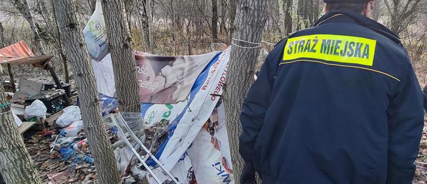 Bezdomni mieszkają w namiocie