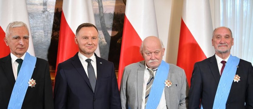 Chojecki, Macierewicz, Naimski z Orderami Orła Białego za działalność w KOR-ze