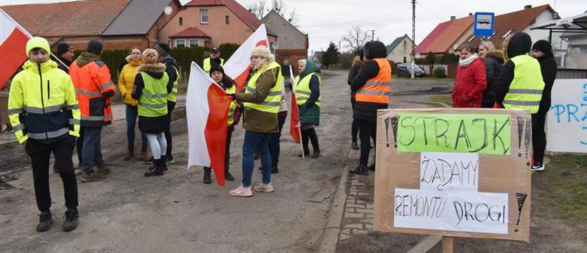 Protest i blokada w Trzebiatowie pod Stargardem. Żądamy przebudowy drogi!