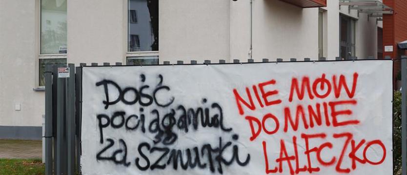 Protest w Pleciudze? Zobaczcie, jakie transparenty zawisły na teatrze