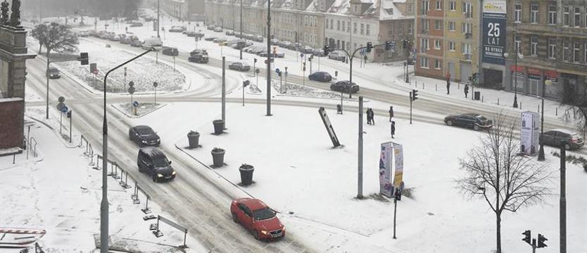 Śniegowe poślizgi w komunikacji, białe jezdnie w Szczecinie
