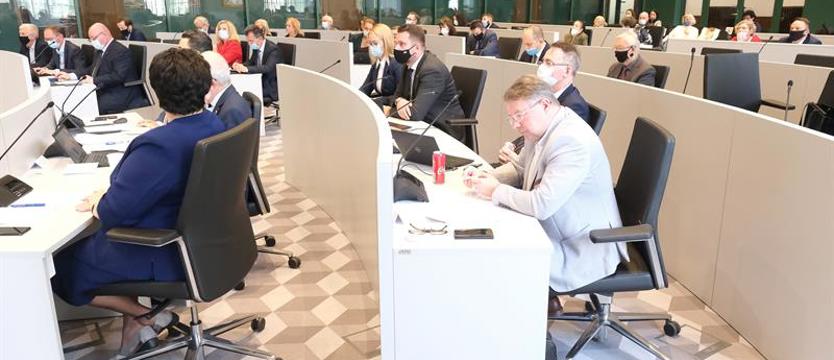 Ponad trzy pytania dziennie. PiS najbardziej aktywny