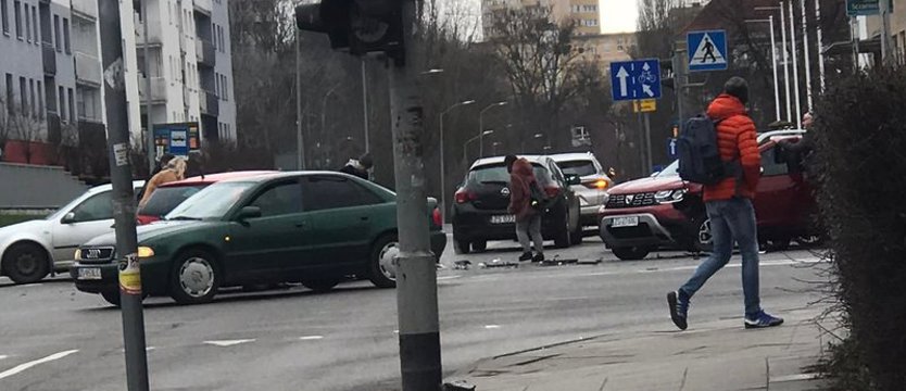 Kolizja na skrzyżowaniu Emilii Plater - Sczanieckiej. Korek w kierunku centrum