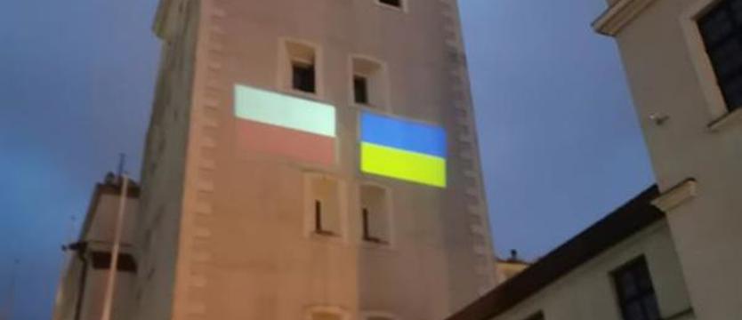 Zamek solidarny z Ukrainą. Flagi na wieży, przypinki i koncert