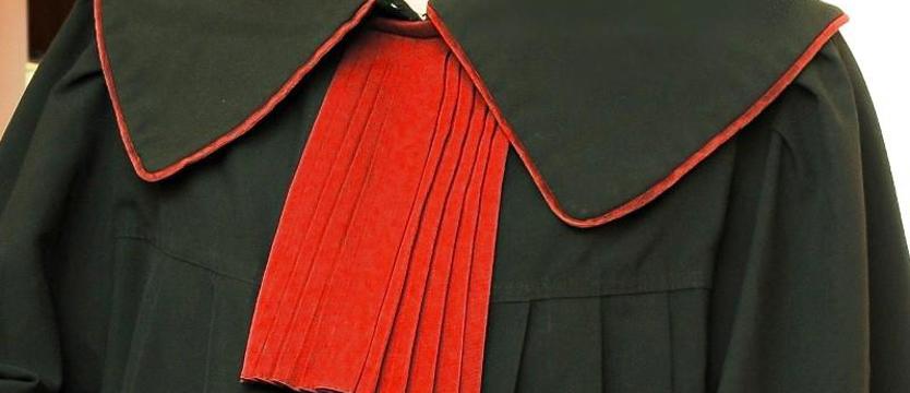 Poturbował i okradł kobietę. Przestępca stanie przed sądem