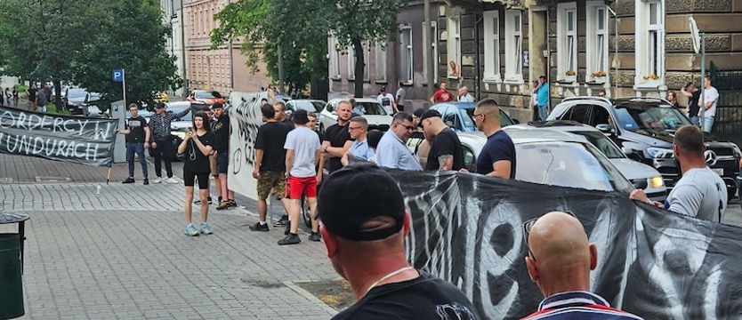Inowrocław: milczący protest przed komendą policji po śmierci 27-latka