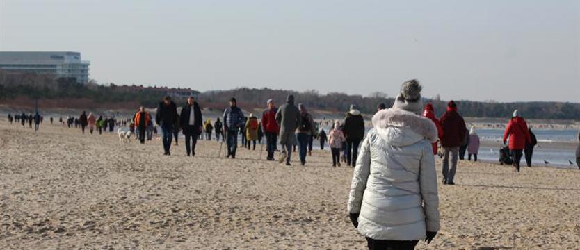 Tłumy na plaży w Świnoujściu