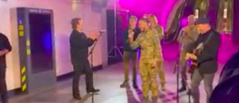 Muzycy U2 w Ukrainie. Wystąpili w kijowskim metrze