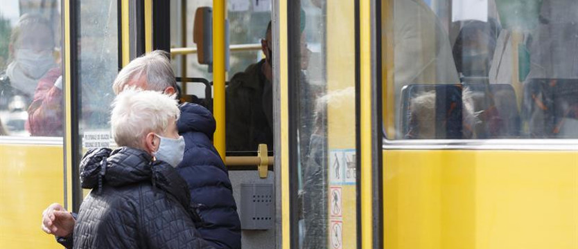 W niedzielę za brak maseczki wystawiono 1,6 tys. mandatów i 125 wniosków o ukaranie