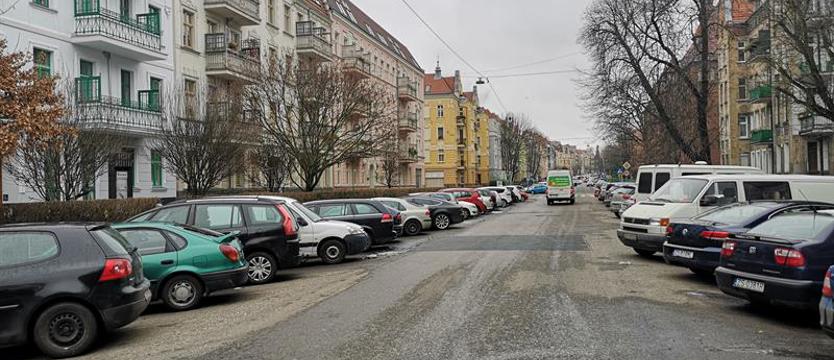 Parkujcie na podwórkach – radzi urzędnik